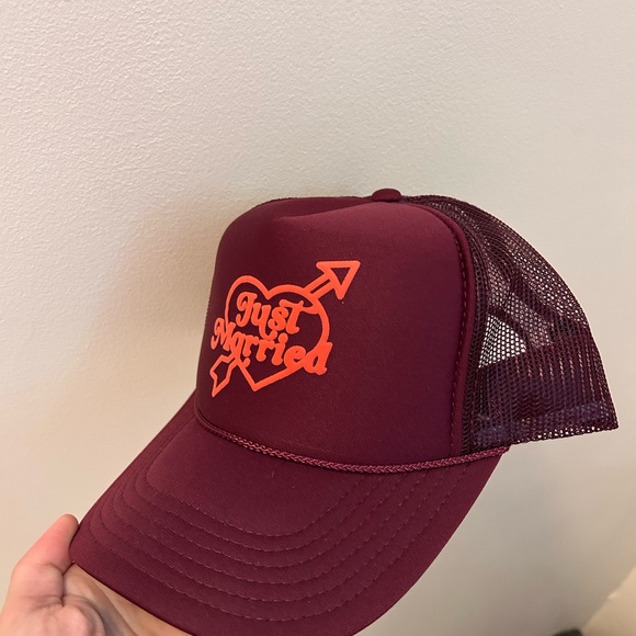 Maroon 'Just Married' Trucker Hat - Picture 1 of 3